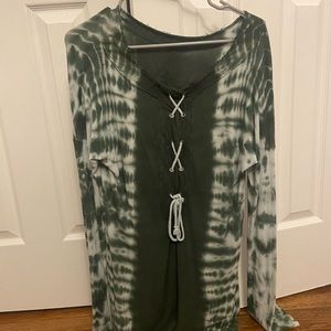 Long sleeved tie died top